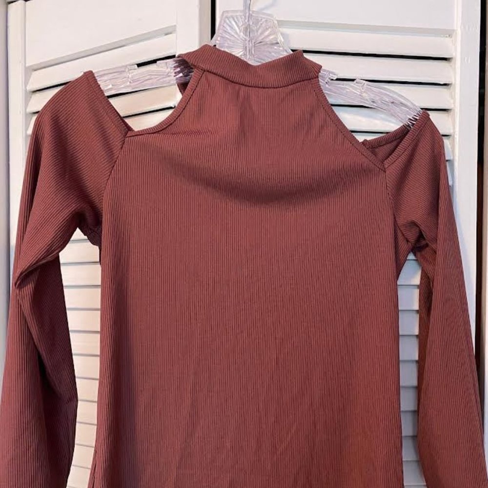 Cut-out shoulder long sleeve